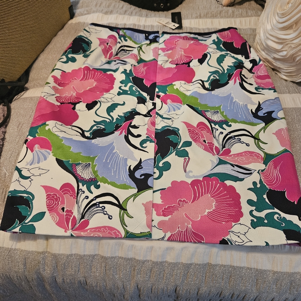 TALBOTS Floral Pencil Skirt Size 10P. NWT